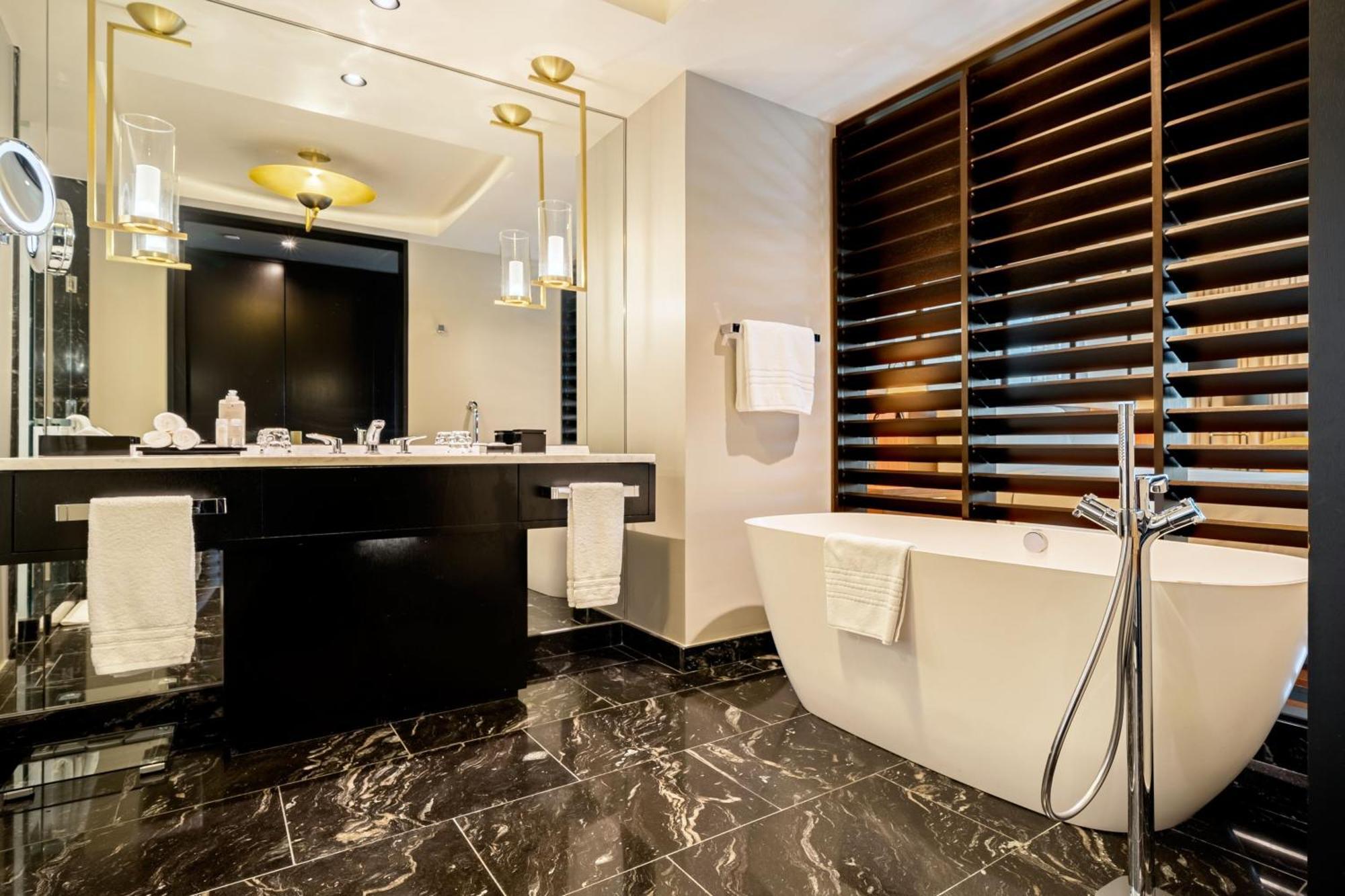 Premium King Room Bathtub